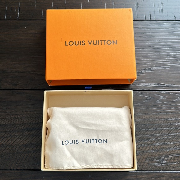 Brand new Louis Vitton white wallet from Paris store - Picture 2 of 5